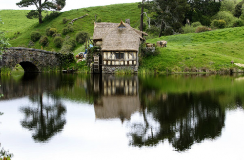 Welcome back to Hobbiton, set photos from THE HOBBIT